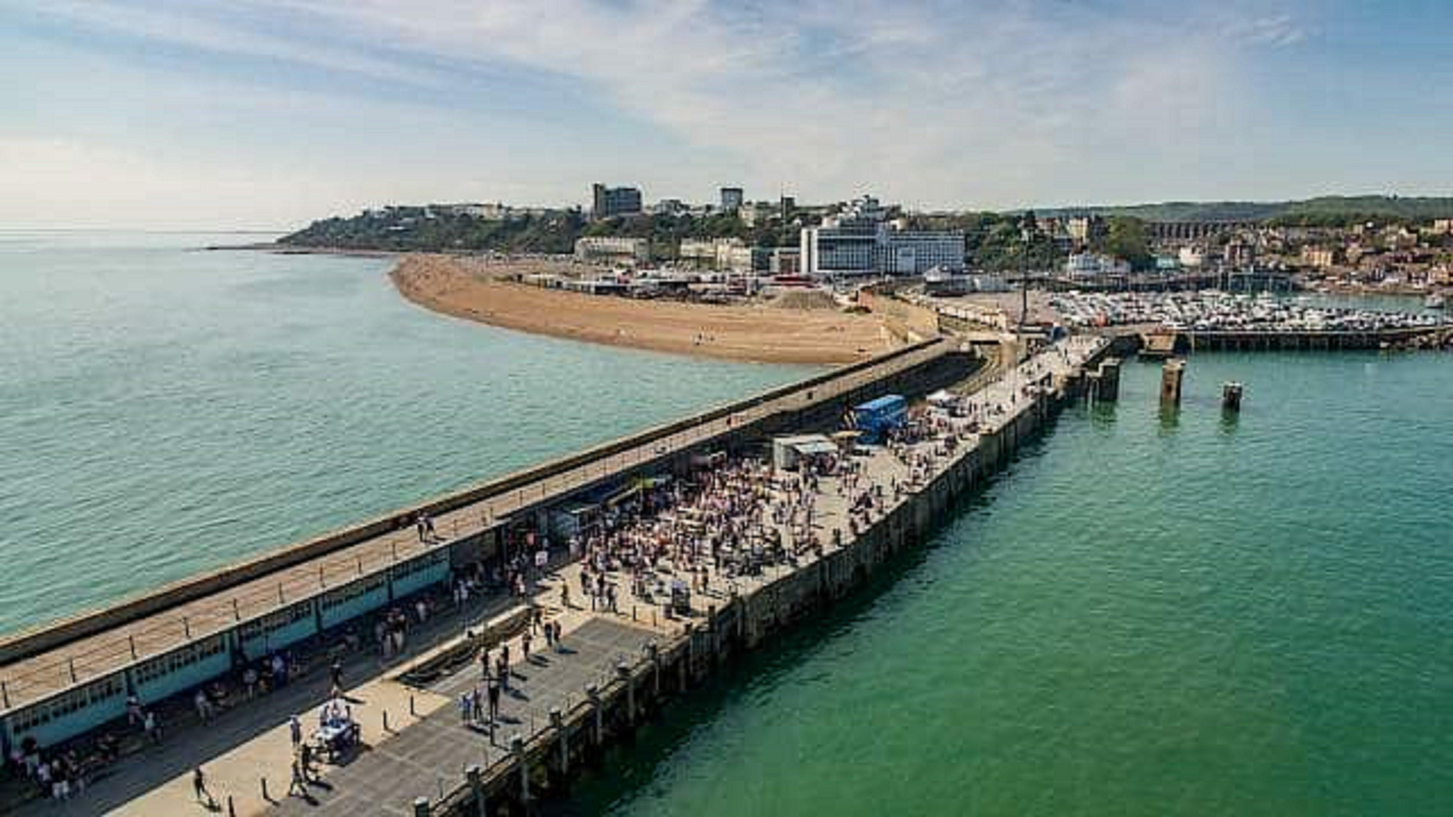 Holiday Inn Express Folkestone Channel Tunnel, An Ihg Hotel Exteriör bild